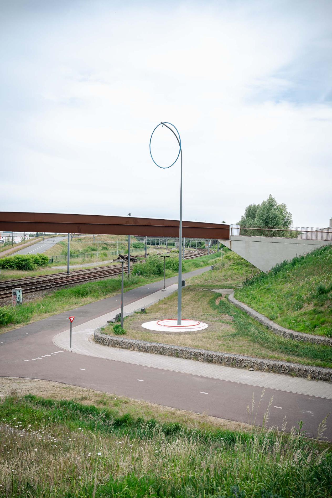 Zicht op kunstwerk oH!boken van Gert Robijns aan kruispunt naast Krugerbrug
