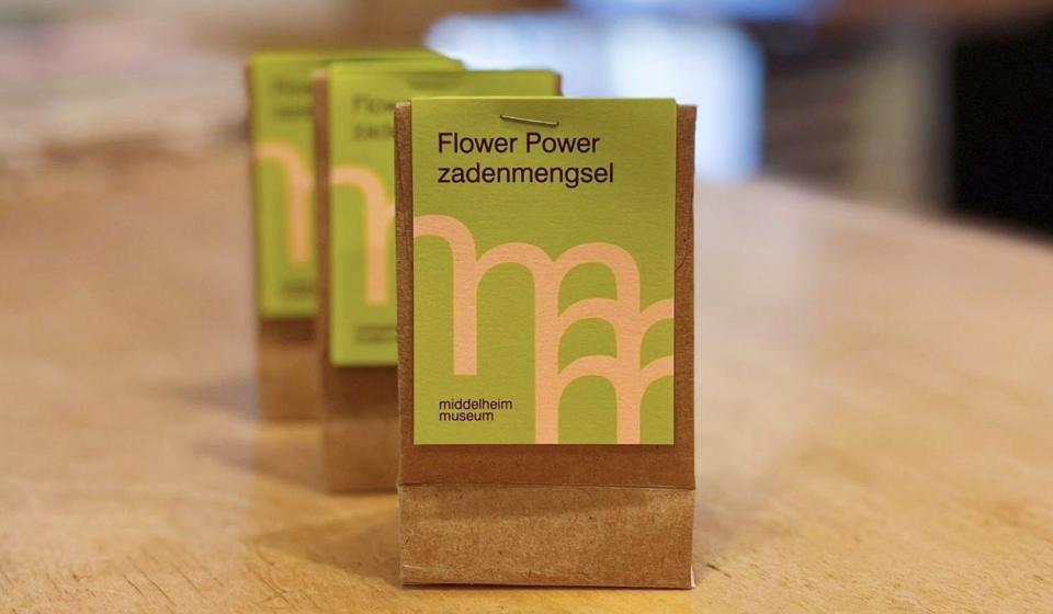 Zaadzakjes met bloemzaadjes in de museumshop van het Middelheimmuseum