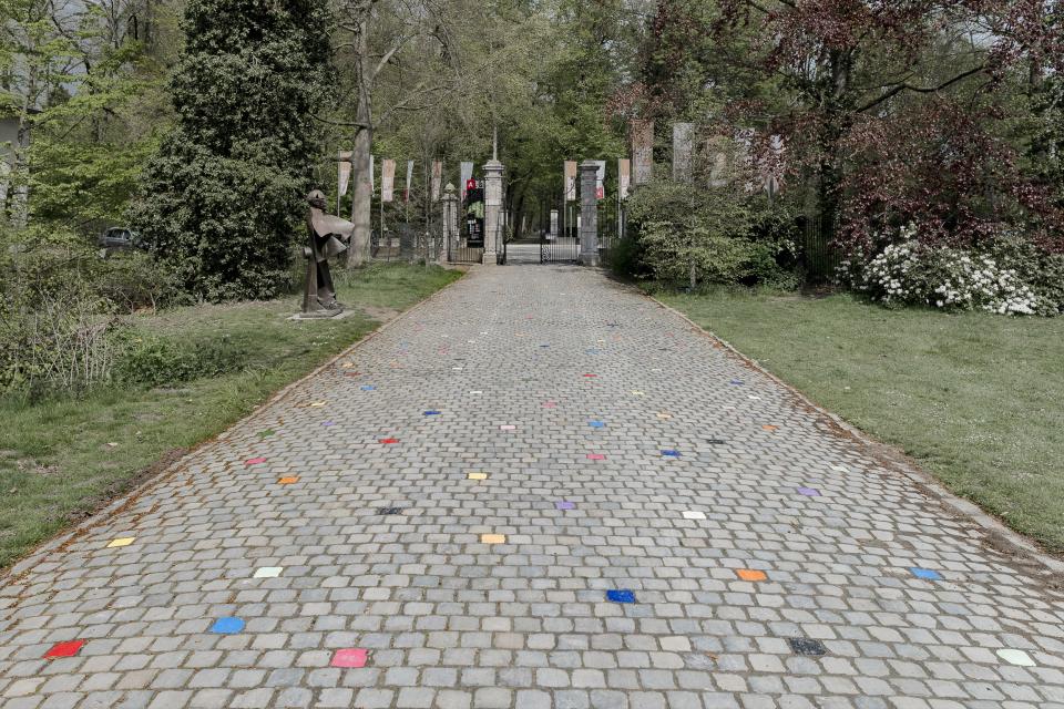Pascale Marthine Tayou, Le Chemin du Bonheur (2012) © Copyright The Artist/De kunstenaar , Photo: Léonard Pongo, Courtesy Galleria Continua
