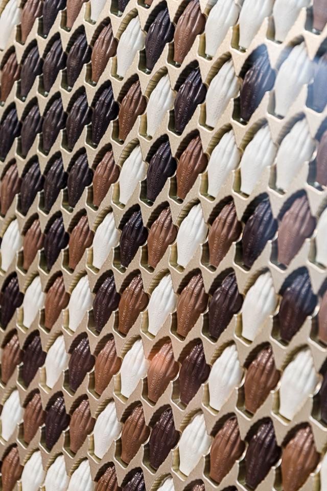 Copyright: Hank Willis Thomas, Antwerpse Handjes (sculptural wall piece inspired by Belgian Antwerpse Handjes) (2019). © The Artist & Maruani Mercier. Photo: Léonard Pongo