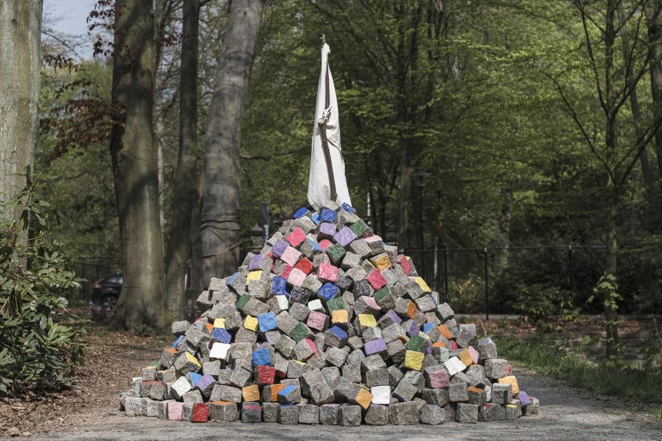 Pascale Marthine Tayou, La Paix des Braves (2019 / 2021) © Copyright The Artist/De kunstenaar , Photo: Léonard Pongo, Courtesy Galleria Continua Pascale Marthine Tayou, La Paix des Braves (2019 / 2021) © Copyright The Artist/De kunstenaar , Photo: Léonard Pongo, Courtesy Galleria Continua