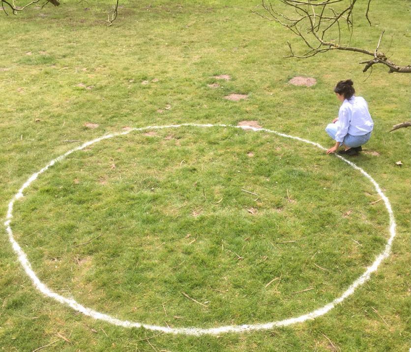 Vrouw in een cirkel Meisje in een cirkel