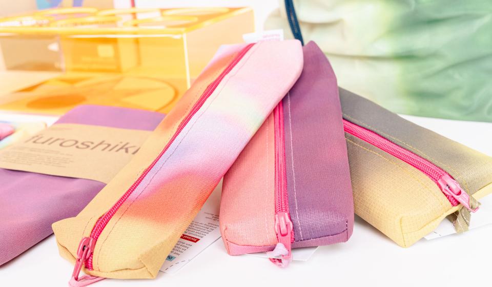 Drie pennenzakken uit het shopassortiment AMVK