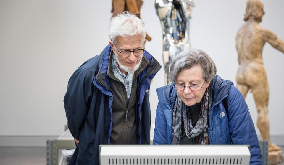 Mensen in het collectiepaviljoen